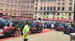 Mille Miglia 2025, la storia si ferma in piazza del Campo. Il video 