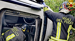 Incidente in Strada del Petriccio: due feriti liberati dai vigili del fuoco e trasportati alle Scotte