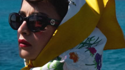 Foulard, come indossarlo quest'estate. Tutte le ispirazioni 2025 da Miu Miu a Diesel
