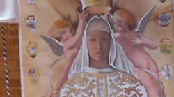 Un Palio contro la guerra, Manganelli: "La Madonna non solo ferma le pallottole, ma punisce chi spara contro figure inermi"
