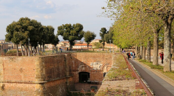 Fortezza Medicea, giovane seduto sul muro a rischio caduta. La segnalazione di una mamma