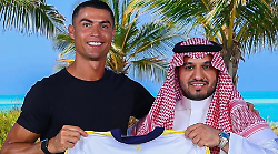 Infinito Ronaldo, rinnova con l'Al Nassr: un guadagno al minuto da record. Quanto ha incassato in carriera? Cifre da capogiro