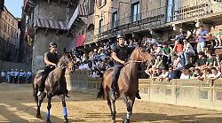 Palio di Siena, la cronaca delle prove di notte: brilla Ares Elce, bene Tale e Quale e Zio Frac