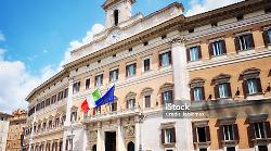 Settimana corta a Montecitorio, venerdì libero per i deputati? La proposta fa discutere. Gli stipendi però non si riducono: ecco quanto guadagna al mese un parlamentare