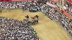 Siena, turismo in calo anche per il Palio di agosto. Pracchia: “Più risorse e strategia integrata, non solo promozione”

 