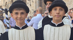 Palio di Siena, due giovanissimi amici della fortuna protagonisti dell'assegnazione