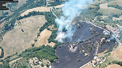 Bruciano i boschi, giornata di emergenza: due maxi interventi per domare le fiamme. La situazione