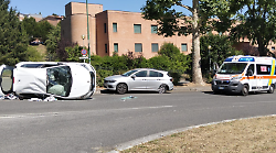 Perde il controllo dell'auto e si ribalta, danni ai veicoli in sosta: traffico rallentato, cosa è successo