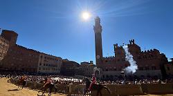 Palio di Siena, la contrada della Pantera vince la seconda prova