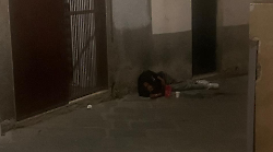 Siena, ubriaco dorme per terra in mezzo alla strada: lo sconcerto e la rabbia dei passanti