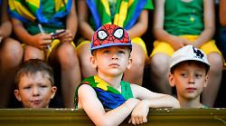 Palio di Siena, gli sguardi decisi dei contradaioli del Bruco che vogliono tornare protagonisti. Le foto