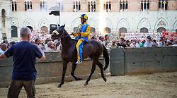 Palio di Siena, nervosismo tra i canapi, partono bene in quattro, il Bruco c'è: cosa ha detto la prova generale