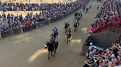 Palio di Siena, i fantini alzano i giri: mossa rapida e ottime partenze, una bella quarta prova 