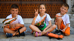 Palio di Siena, i sorrisi senza età dei contradaioli della Selva. Le foto