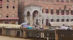 Palio di Siena, pioggia in Piazza del Campo: ecco il video