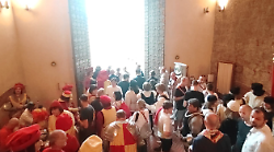 Mps fa riparare dentro Rocca Salimbeni le comparse di Chiocciola e Lupa sorprese dalla pioggia