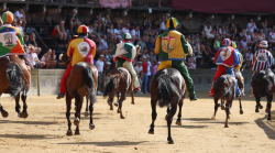 Palio di Siena, incubo pioggia: senza Corteo Storico non si corre. La situazione