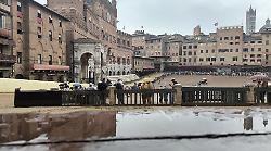 Piove in Piazza del Campo: Palio a rischio