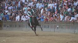 Palio di Siena, vince la contrada dell'Oca con Tittia e Diodoro. Per Atzeni undicesimo trionfo
