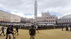 Palio di Siena, pioggia improvvisa sulla città: è a forte rischio la prima prova. La situazione