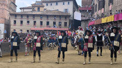 Palio, per i costumi del Corteo Storico  al via l’iter per il rinnovo. Accordo con una rinomata azienda tessile veneziana