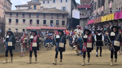 Palio di Siena in diretta, cosa succede in Piazza del Campo. Il corteo, le contrade, la carriera, il meteo. Dove guardare