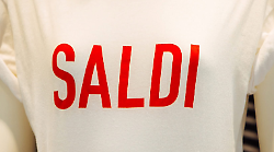 Oggi partono i saldi: caccia alle grandi occasioni. Quanto spende una famiglia? I consigli per fare acquisti in modo consapevole, come evitare i rischi