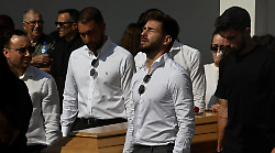 Dolore infinito ai funerali di Diogo Jota, i compagni di squadra accompagnano la bara. Il dramma della moglie, la donna della sua vita: "Il matrimonio era un sogno".  Il bel gesto del Liverpool per la famiglia