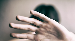 L'accusa di una 15enne: "Mi ha violentata di notte".  Grave caso in comunità, ci sono 4 indagati: chi sono. Il dolore tenuto dentro poi lo sfogo con gli insegnanti
