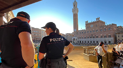 Aggredisce un poliziotto prima della prova del Palio di Siena, scatta il daspo urbano di tre anni
