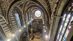 All’alba si aprono le porte del duomo di Siena: la cattedrale come non l’avete mai vista. Le foto di un cammino unico tra fede e meraviglia