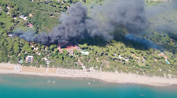Incendio in pineta, bruciano auto, tende e roulotte nel campeggio: evacuati 600 bagnanti, attimi di paura: "Ho visto il fumo nero e sono corso da mia figlia"