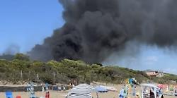 Prende fuoco la pineta, le fiamme minacciano case e campeggi: bagnanti in fuga e paura, la situazione