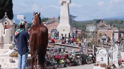 Diodoro al cimitero a salutare gli ocaioli che  non ci sono più