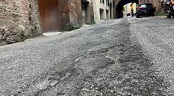 Via delle Sperandie tra buche e incuria