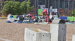 Bivacco alla stazione, pellegrini accampati in piazzale Rosselli