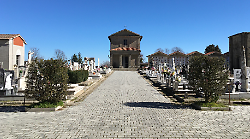 Musica e preghiera si intrecciano in un requiem tra le tombe del cimitero