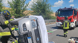 Auto perde il controllo e si ribalta su un fianco, attimi di paura: cosa è successo. I vigili del fuoco salvano tre persone