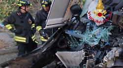 Incidente in autostrada: i vigili del fuoco salvano una bambina che era rimasta incastrata dentro un camper