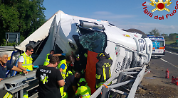 Tir si ribalta sull'A1, ferito grave l'autista: cosa è successo. Autostrada chiusa e lunghe code e disagi, la situazione