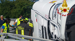 Camion si ribalta in autostrada, è morto il conducente del tir che trasportava acqua: chi è la vittima