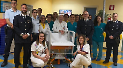Ospedale di Campostaggia, una culla di co-sleeping grazie alla generosità della Polizia Penitenziaria