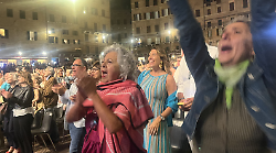 Siena, in migliaia in Piazza del Campo con Antonella Ruggiero per l’omaggio a Franco Battiato 

 