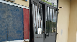 Siena, ladri in azione a Custoza: porta scardinata, rubano magliette e scarpe da calcio