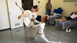 La magia del balletto allieta i pazienti in corsia all'ospedale le Scotte di Siena
