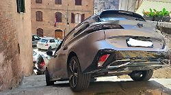 I turisti seguono il Gps, l'auto finisce sulle scale e rimane bloccata: arrivano i vigili del fuoco