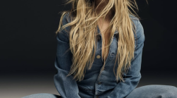 Sydney Sweeney e la controversa pubblicità di jeans che ha fatto intervenire la Casa Bianca
