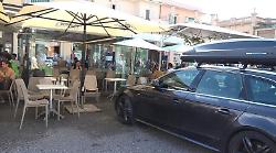 Paura per un'auto che sbanda nell'area pedonale e finisce contro un locale