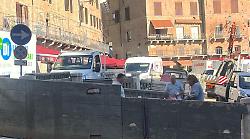 Palio di Siena, Piazza del Campo si veste a festa 