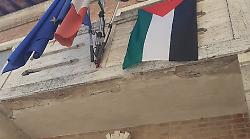 La bandiera della Palestina esposta a palazzo comunale